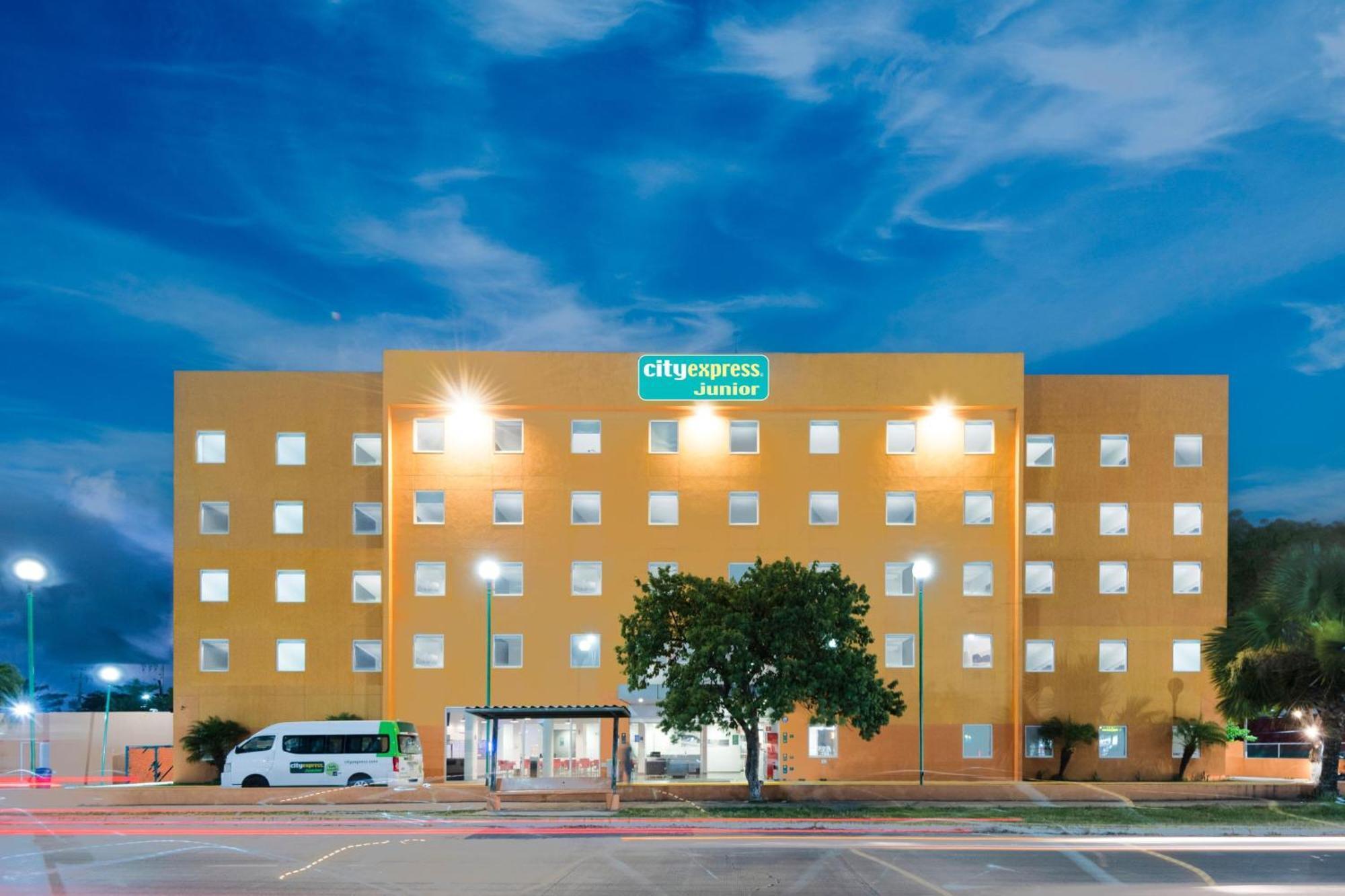 Hotel City Express Junior By Marriott Ciudad Del Carmen Aeropuerto Esterno foto